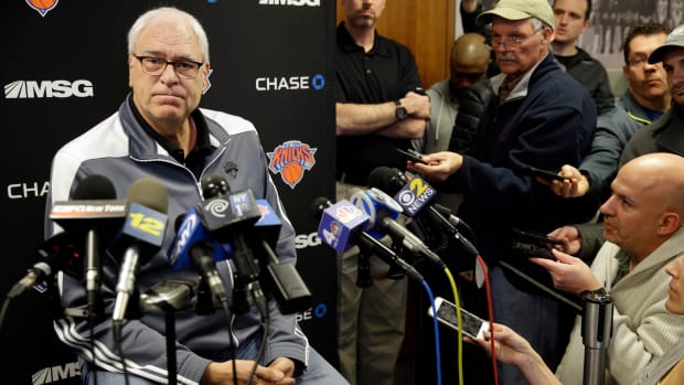 phil-jackson-coaching-knicks.jpg
